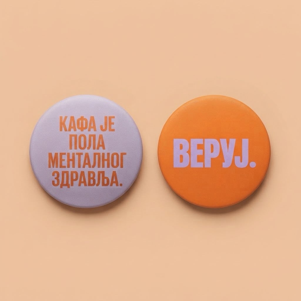 Dva bedža sa natpisima Kafa je pola mentalnog zdravlja i Veruj